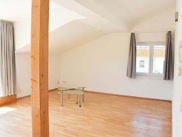 Sonnige 4 Zi Dachgeschosswohnung mit Terrasse und Balkon!