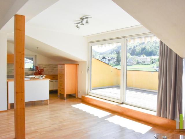 Sonnige 4 Zi Dachgeschosswohnung mit Terrasse und Balkon!