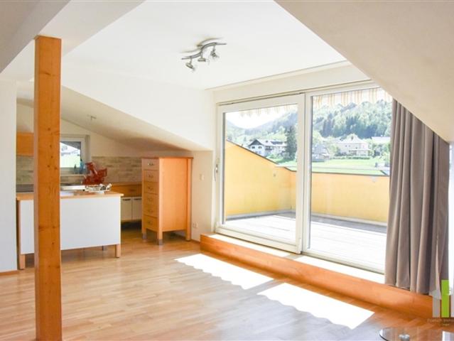 Sonnige 4 Zi Dachgeschosswohnung mit Terrasse und Balkon!