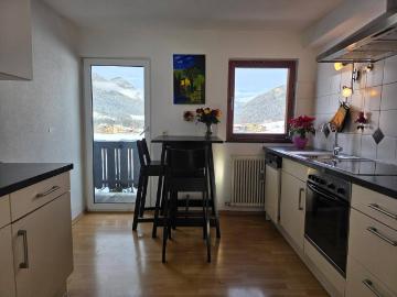 Sonnige 4 Zimmer Dachwohnung mit Balkons, Garten und Garage