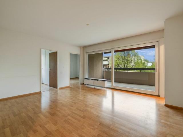 Sonnige 4 Zimmer Wohnung mit Balkon und Blick ins Grüne