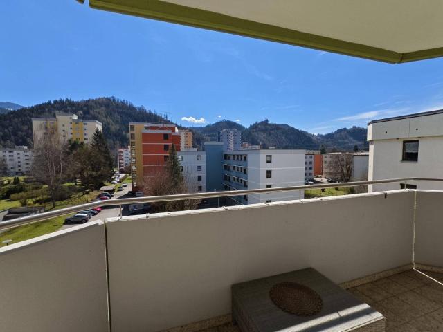 Sonnige 4 Zimmer Wohnung mit Balkon, Kamin & Tiefgaragenplatz