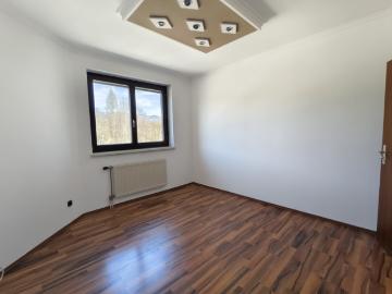 Sonnige 4 Zimmer Wohnung mit Balkon, Kamin & Tiefgaragenplatz