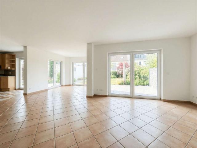 Sonnige 4 Zimmer Wohnung mit großzügigem Wohnbereich, Kamin und zwei Südterrassen