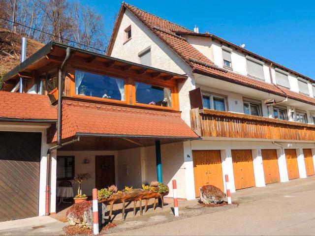 Sonniges 2 Familienhaus mit Potenzial auf 275m2 WoFl + 6 Garagen