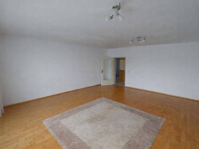Sonniges 3‑Zimmer‑Dachgeschoss mit Loggia & Stellplatz – sofort einziehen & wohlfühlen