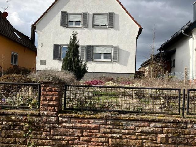 Sonniges und gepflegtes 1 2 Familienhaus mit großen Garten