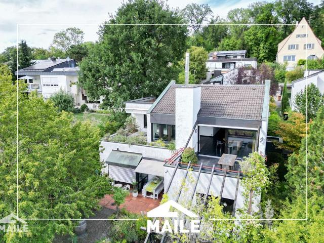 Sonniges Zweifamilienhaus mit atemberaubender Aussicht und drei Garagen!