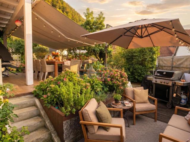 Sonniges Einfamilienhaus in ruhiger Lage mit Weitblick, Balkon, Tischlerküche, Keller & Garage