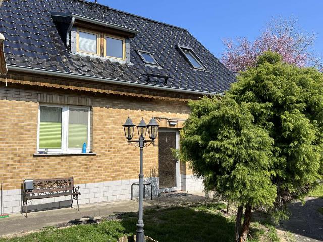 Sonniges Einfamilienhaus mit großem Garten und Gästehaus
