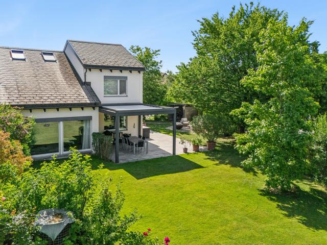 Sonniges Familien Bijou mit traumhaft grossem Garten und viel Priva.