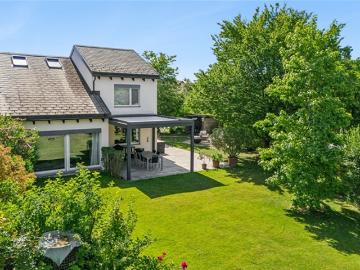 Sonniges Familien Bijou mit traumhaft grossem Garten und viel Priva