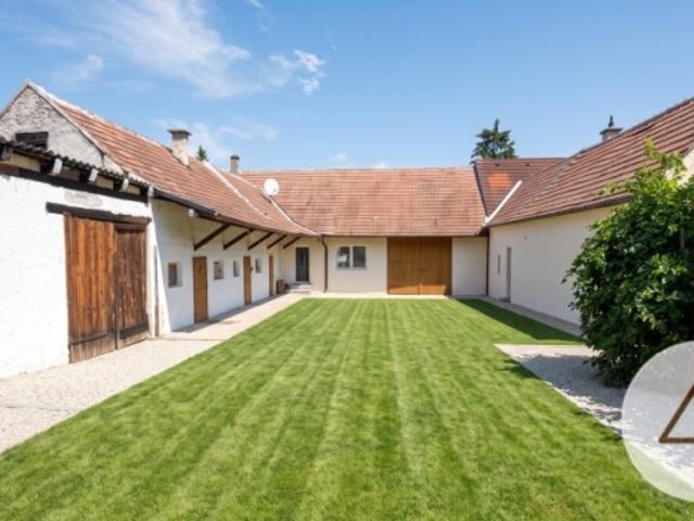 RESERVIERT ! Sonniges Landhaus mit idyllischem Garten auf großzügigem 905m2 Grundstück !