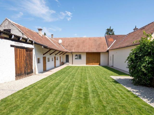 Sonniges Landhaus mit idyllischem Garten auf großzügigem 905m2 Grundstück !