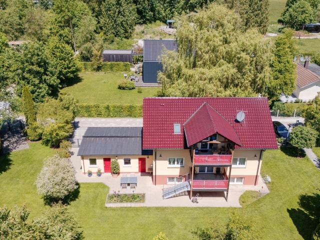 Sonniges Landhaus mit weitläufigem Garten