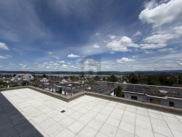 SONNIGER TERRASSENTRAUM MIT PANORAMASICHT