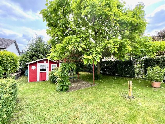 Sonniger und großer Garten Großmutters Häuschen wartet auf die junge Familie