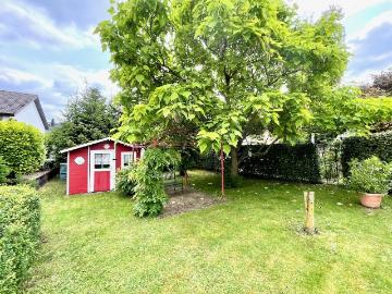 Sonniger und großer Garten Großmutters Häuschen wartet auf die junge Familie