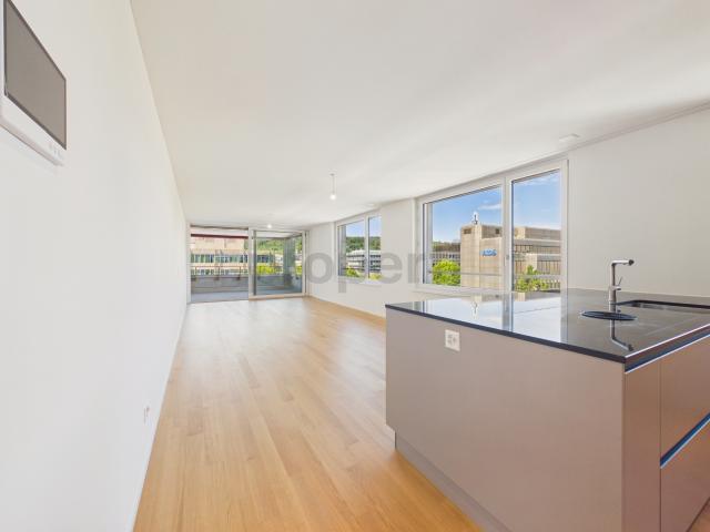 Sonniger Balkon, moderner Minergie Standard und barrierefreier Komfort mit Lift