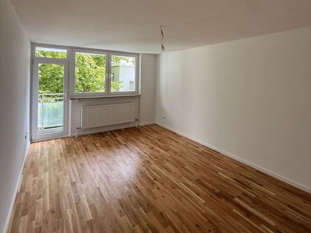 Sonniger Balkon mit Blick ins Grüne – 3 Zimmer im 3. Stock in München