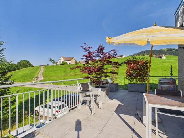 Sonniger Balkon mit Weitblick, stilvoll renoviert und zwei moderne Badezimmer