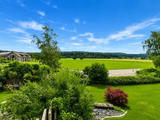 SONNIGER BALKON MIT WEITSICHT INS GRÜNE
