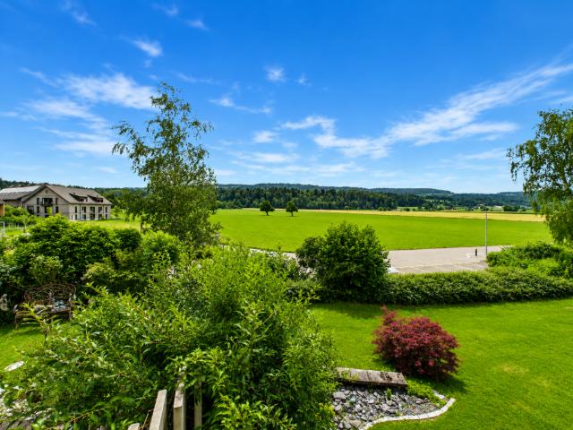 SONNIGER BALKON MIT WEITSICHT INS GRÜNE