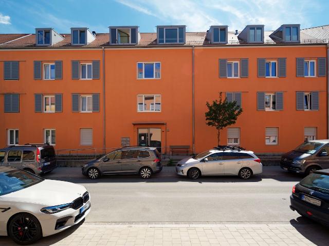 Sonniger Balkon und modernes Ambiente