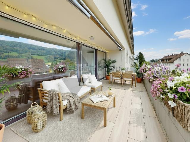 SONNIGER BALKON UND AUSSICHT AN ZENTRALER LAGE