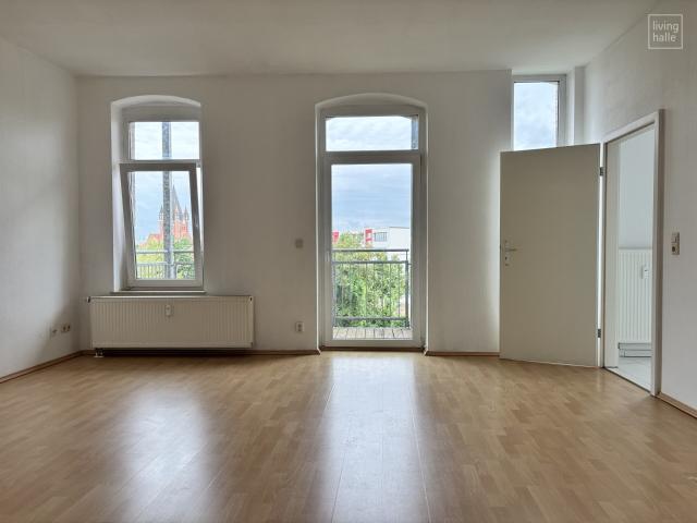 Sonniger Balkon und lichtdurchflutete Zimmer