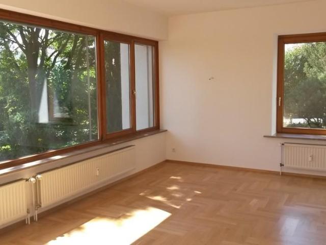 Sonniger Bungalow mit großzügigem Gartengrundstück und Pool
