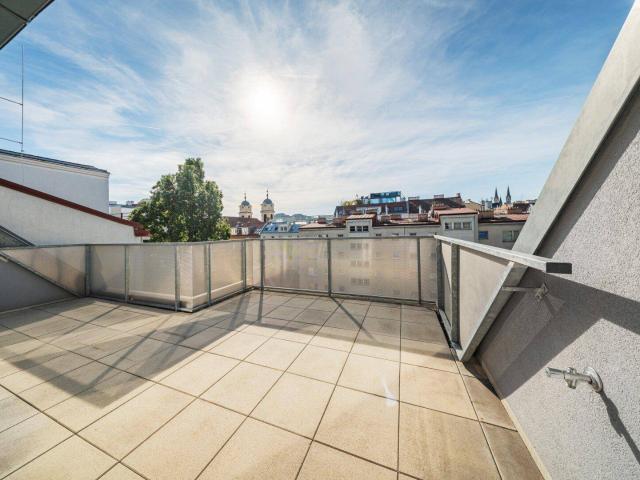 SONNIGER DACHGESCHOSSTRAUM Klimatisierte DG Wohnung mit 3 Zimmern und 2 Terrassen