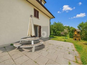SONNIGER GARTEN MIT DIREKTEM ZUGANG