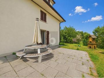 SONNIGER GARTEN MIT DIREKTEM ZUGANG