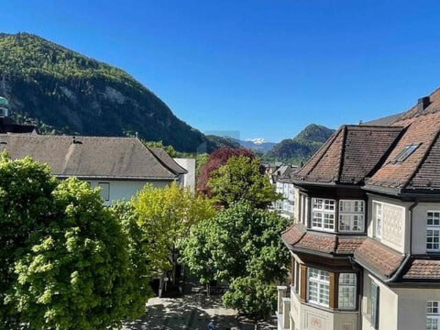 SONNIGER PANORAMABLICK MIT GROSSEM BALKON UND PARKPLATZ IN DER TIEFGARAGE