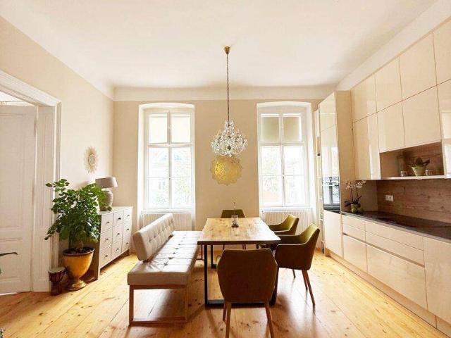 SONNIGER STILALTBAU * 3 ZIMMER *+ 140m2 EIGENGARTEN NÄHE STEIN