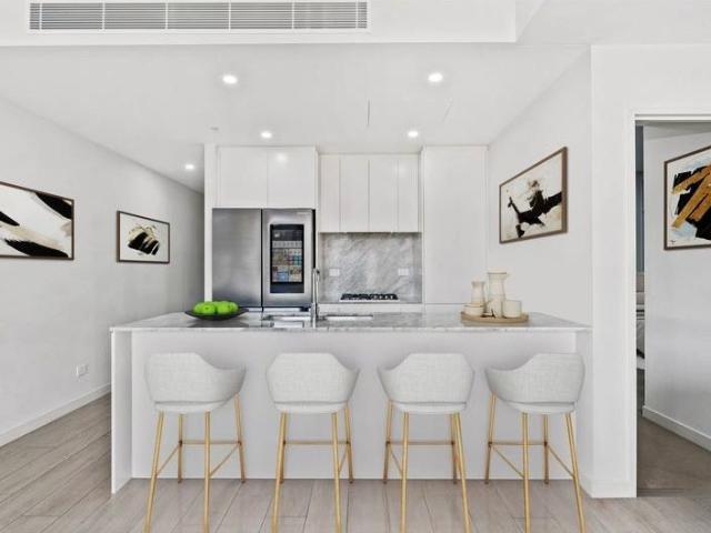 STUNNING APARTMENT IN THE HEART OF DEE WHY