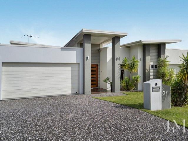 Soaring Ceilings, Designer Finishes & Endless Entertaining