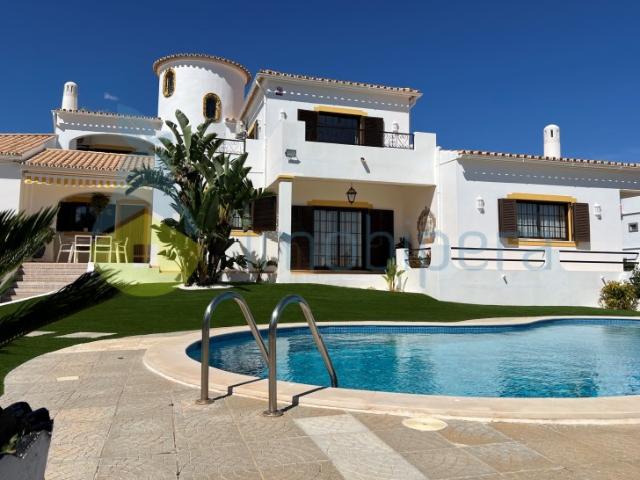 SOBERBA MORADIA T6 COM CASA DE HOSPEDES EM ANEXO