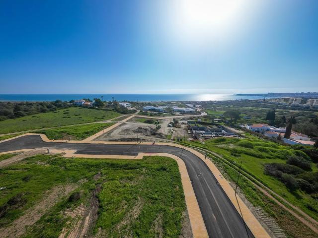 Soberbo Terreno para Construção Situado na Meia Praia com Vistas Deslumbrantes Sobre o Mar