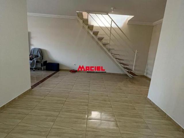 sobradão com 3 pavimentos, com excelente acabamento