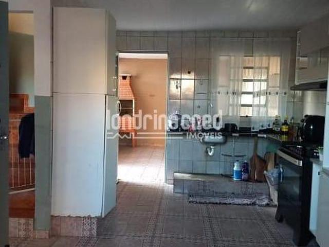 Sobrado na Zona Oeste de Londrina com 3 quartos 1 suíte, sala, cozinha, banheiro, lavanderia cober