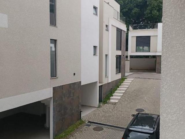 Sobrado no Centro Cívico, novo, 3 suítes, 3 vagas, 224 m² privativos