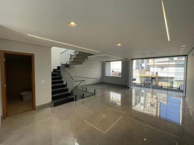 Sobrado novo com 300m², 3 suítes, 6 vagas, piscina e área gourmet Centro/SBC