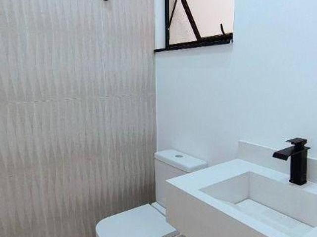 Sobrado novo com 3 suítes, 4 vagas de garagem, acabamento em porcelanato, quintal com churrasqueira