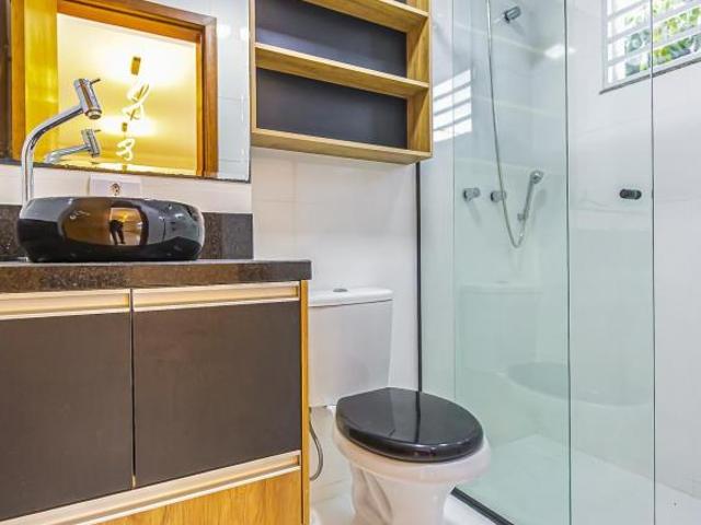Sobrado novo e mobiliado em condomínio no bairro Portão