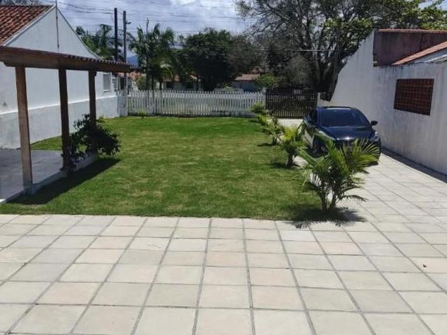 Sobrado a venda com terreno, 02 pisos, 04 quartos, poucos metros do Mar em Matinhos PR