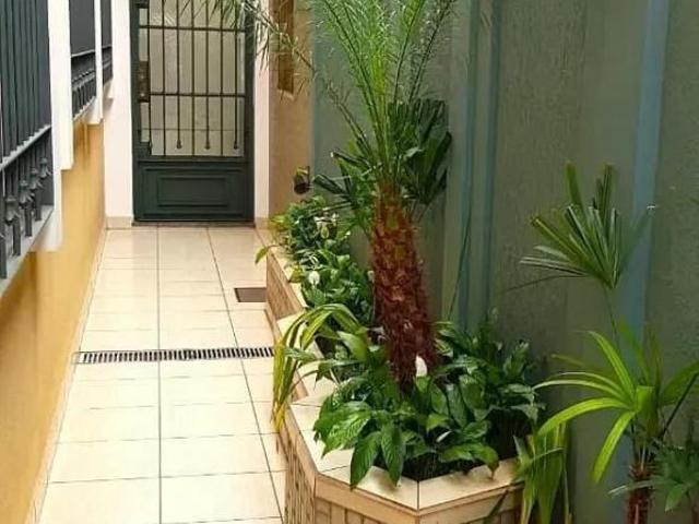 SOBRADO À VENDA, COM 200M² COM 3 DORMS SENDO 1 SUÍTE COM 2 VAGAS E ARMÁRIOS EMBUTIDOS NA COZINHA O