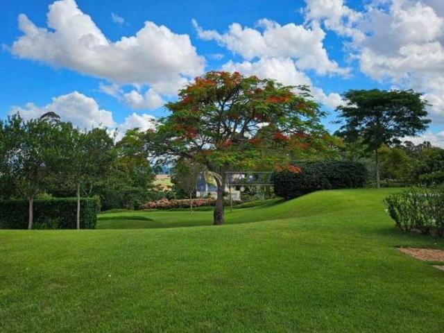 Sobrado à Venda com 3000m² de Terreno, Muito Verde, 4 Suítes, Piscina em Condomínio Fechado Tipo Clu