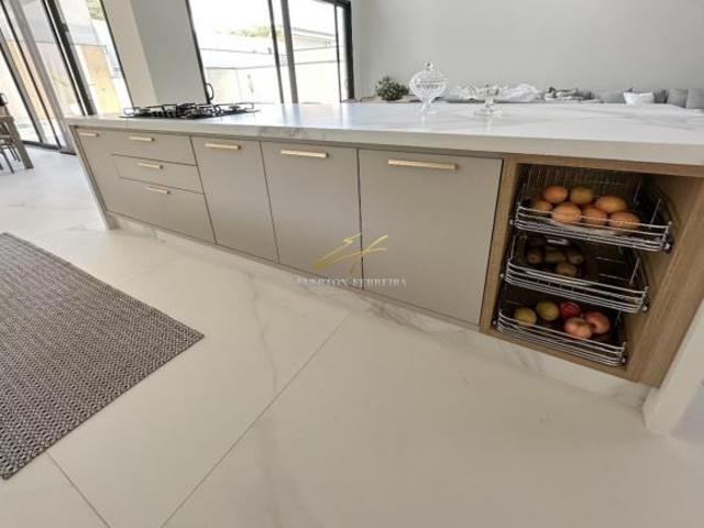 Sobrado á venda com 3 Suítes com Closet, Escritório, Piscina em Indaiatuba